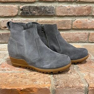 Sorel Evie Grey Suede Boot with gum sole Size 8 Women’s